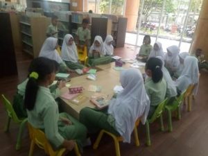 Siswa terlihat antusias dalam kunjungannya Ke Perpustakaan Soeman HS